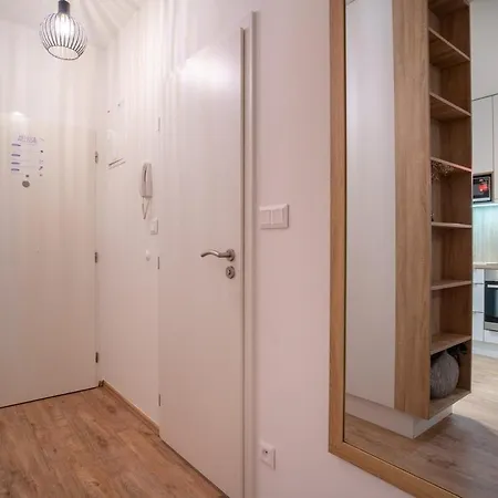 Bright 1br W Private Parking Апартаменты