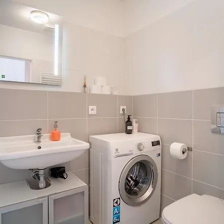 Bright 1br W Private Parking Апартаменты Братислава